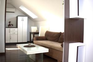 塞拉耶佛的住宿－Sarajevo Sky Suite，客厅配有沙发和桌子