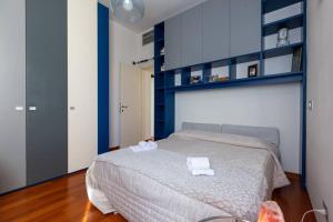 a bedroom with a bed with two towels on it at Appartamento Chicco in zona elegante in Milan