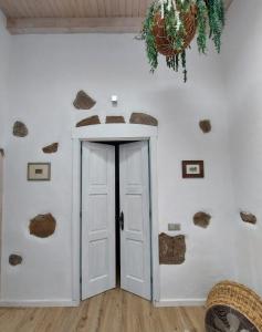 Habitación con puerta blanca y pared con rocas en Casa Ines en Guatiza