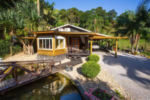 a small house on a bridge over a body of water at Piscina coberta 32g casa 3 quartos e hidro in Santo Amaro da Imperatriz