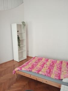 um quarto com uma cama e uma prateleira branca em Apartament Batorego em Cracóvia