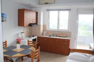 Kuchyňa alebo kuchynka v ubytovaní Village Drapanias Apartments