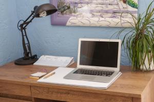 ein Laptop auf einem Schreibtisch in der Unterkunft Apartma Casa della Pizza - Parking included in Izola + 42 Fotos