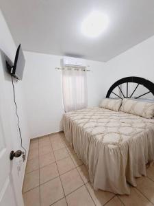 1 dormitorio con 1 cama en una habitación blanca en casa familiar san miguel, en San Miguel