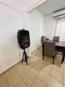 a tv on a tripod in a room with a table at casa familiar san miguel in San Miguel