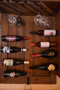 - un bouquet de bouteilles de vin accrochées au mur dans l'établissement Skroviste, Zlatibor-Vodice, à Zlatibor