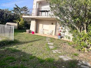 LiracLogement provençal au calme à 20 min d’Avignon的房屋设有2把椅子和1个围栏