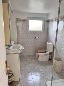 Logement provençal au calme à 20 min d’Avignon的一间浴室