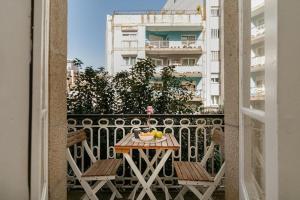a table with a bowl of fruit on a balcony at Estilo, luz y elegancia en Vigo by CABANA Rentals in Vigo