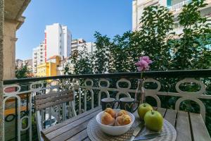 eine Schale mit Obst auf einem Tisch auf einem Balkon in der Unterkunft Estilo, luz y elegancia en Vigo by CABANA Rentals in Vigo