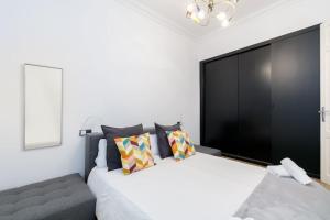 ein Schlafzimmer mit einem großen weißen Bett und einer schwarzen Wand in der Unterkunft Estilo, luz y elegancia en Vigo by CABANA Rentals in Vigo