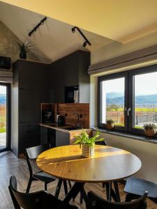 WojcieszyceにあるDomki Karkonosze Pod Dębemの大きな木製のテーブルと椅子のあるキッチン