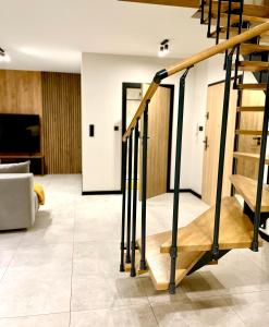 eine Treppe in einem Wohnzimmer mit Sofa in der Unterkunft Apartament Niebo przy plaży in Ostróda