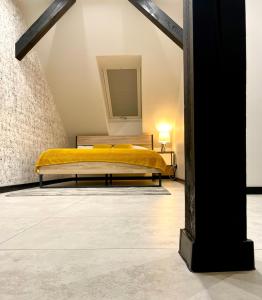 1 dormitorio con cama amarilla y espejo en Apartament Niebo przy plaży, en Ostróda