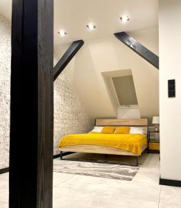 Ένα ή περισσότερα κρεβάτια σε δωμάτιο στο Apartament Niebo przy plaży ROYAL APARTS OSTRÓDA