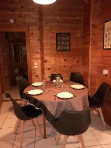 a dining room with a table in a wooden room at L'Occitana in Mauroux