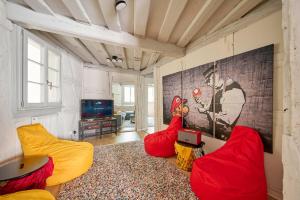 a living room with two red chairs and a tv at COZY SCHWABACH # frisch renoviertes Fachwerk # 100qm # Modern # Balkon # Netflix in Schwabach