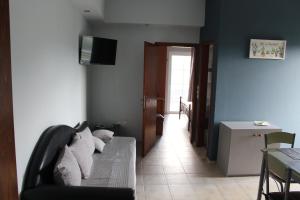 Televízia a/alebo spoločenská miestnosť v ubytovaní Village Drapanias Apartments