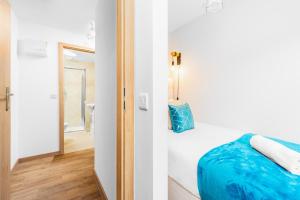 1 dormitorio con 1 cama con manta azul en Two Bedroom Apartment - Off-Street Parking - Netflix - Wifi - 1dS, 