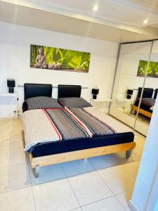 um quarto com uma cama num quarto em Ni Va Li em Bretzenheim