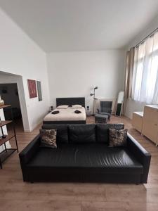 ein Wohnzimmer mit einem Sofa und einem Bett in der Unterkunft Appartement / Loft Paris 8ème in Paris