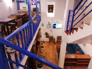 - un escalier dans un restaurant avec des tables et des chaises dans l'établissement El Ave Azul Boutique Hotel Cusco, à Cusco