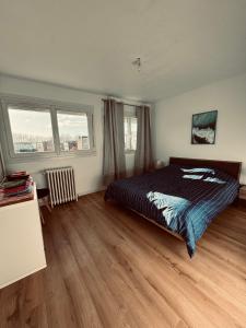 - une chambre avec un lit et 2 fenêtres dans l'établissement Superbe appartement T3 rénové - Calais nord, à Calais
