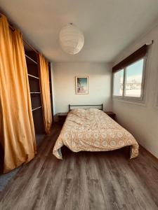 Säng eller sängar i ett rum på Superbe appartement T3 rénové - Calais nord