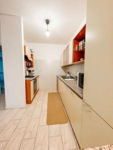 una cucina con pavimenti in legno e piano di lavoro di B&B Da Noi a San Marino