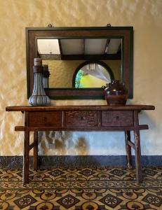 - une table en bois avec un miroir au-dessus dans l'établissement Hotel 1915 INN & SUITES, à Alajuela