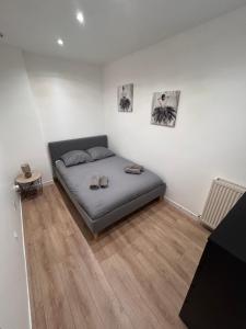 ein Bett in einem Zimmer mit zwei Schuhen darauf in der Unterkunft Appartement / Loft Paris 8ème in Paris