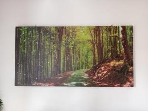 una pintura de un camino en un bosque en Appartamento 'Io e te', en Pieve dʼAlpago