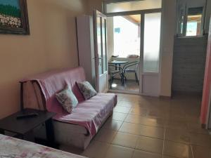 a living room with a couch and a table at Apartmani Holiday Sutomore in Sutomore