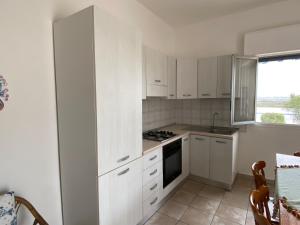 Kuchyň nebo kuchyňský kout v ubytování VILLA LUCIA