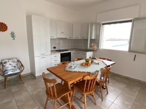 Kuchyň nebo kuchyňský kout v ubytování VILLA LUCIA + 29 fotografií