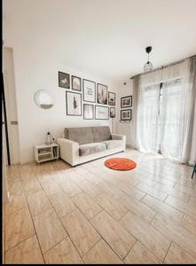sala de estar con sofá y suelo de baldosa en B&B Da Noi, en San Marino