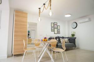 - une salle à manger avec une table et un canapé dans l'établissement Apartamento Ágüelos, à Madrid