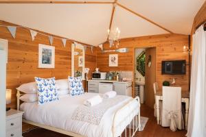 Postel nebo postele na pokoji v ubytování The Chandlery Shack, Cosy sleeps 2 Lyme Regis