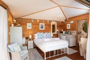 a bedroom with a bed and a kitchen at The Chandlery Shack, Cosy sleeps 2 Lyme Regis in Lyme Regis
