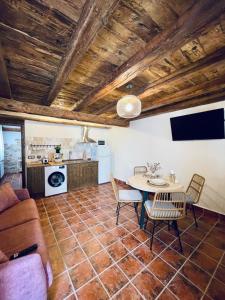 a living room with a table and a kitchen at El Capricho de la Serranía II in Tragacete +7 photos