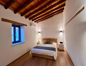 um quarto com uma cama num quarto branco em The Courtyard Episkopi Guest Houses em Episkopi, Limassol