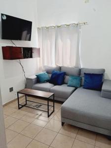 Sala de estar con 2 sofás y mesa de centro en casa familiar san miguel, en San Miguel