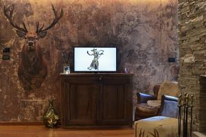 una sala de estar con una pared con un mural de ciervos en L'Ame du Mont blanc vda.cir 0061, en Pré-Saint-Didier