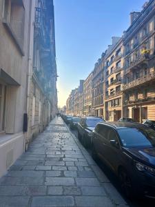 eine Kopfsteinpflasterstraße mit geparkten Autos in einer Stadt in der Unterkunft Appartement / Loft Paris 8ème in Paris