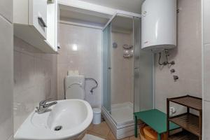 uma casa de banho com um lavatório, um WC e um chuveiro em Vesna in Rovinjsko Selo (Haus für 2-4 Personen) em Rovinj