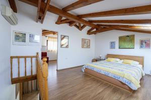 um quarto com uma cama grande e uma escada em Vesna in Rovinjsko Selo (Haus für 2-4 Personen) em Rovinj