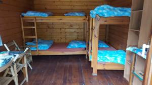Двуетажно легло или двуетажни легла в стая в Domki letniskowe przy lesie