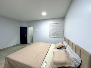 1 dormitorio con 1 cama grande en una habitación en Rodotel Vênus Prime en Rio Verde