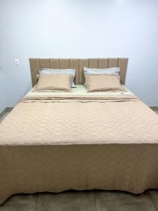 1 cama grande con 2 almohadas encima en Rodotel Vênus Prime en Rio Verde