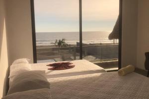 1 dormitorio con cama y vistas a la playa en The House Of Hope, en La Muerte